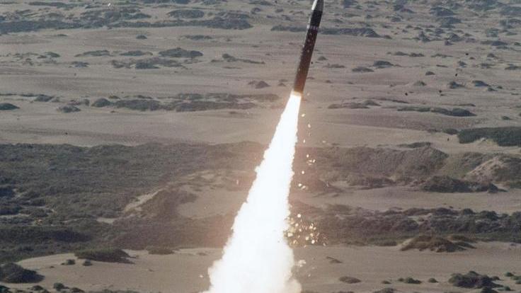 Il lancio di un missile nel poligono interforze del Salto di Quirra