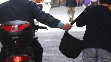 Scippata, viene salvata dai profughi