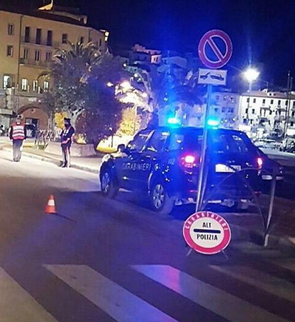 Posto di blocco dei carabinieri Due giovani finiscono nei guai