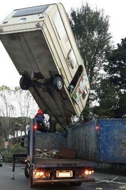 E fra la spazzatura c’è anche una roulotte