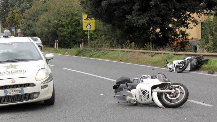 Scontro fra scooter, in due in ospedale