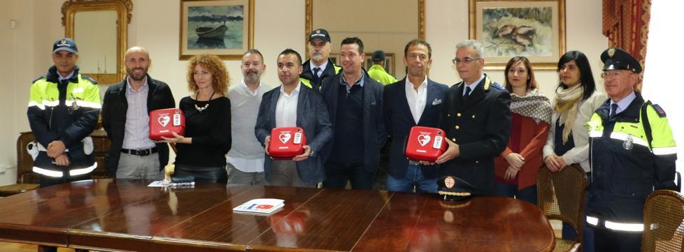 Tre defibrillatori destinati alla scuola e ai vigili urbani