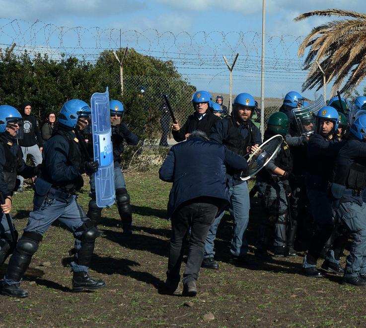 Guerriglia a Capo Frasca feriti agenti e manifestanti 