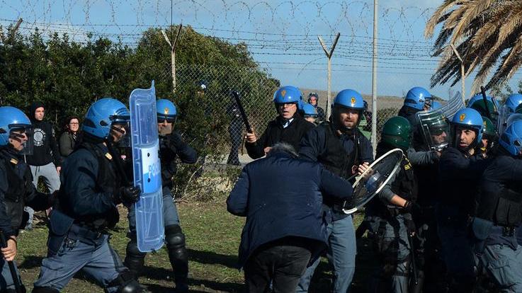 Guerriglia a Capo Frasca feriti agenti e manifestanti 