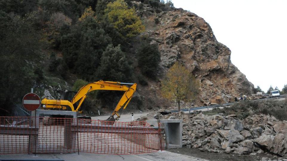 Franano i massi: chiusa la Fonni-Desulo