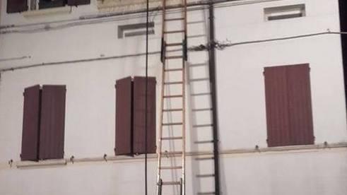 Canna fumaria in fiamme Camera da letto inagibile