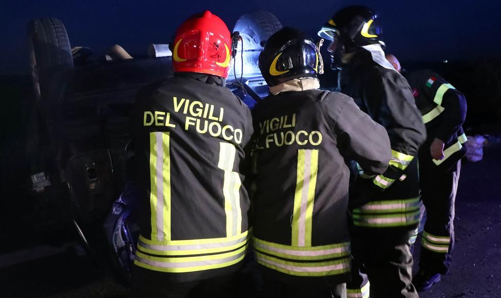 Camion perde parte del carico in superstrada, un ferito