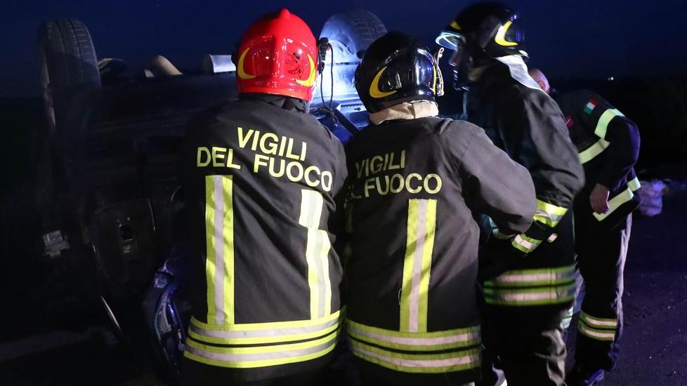 Camion perde parte del carico in superstrada, un ferito