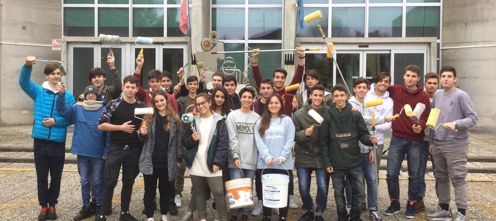 Gli studenti dell’Iti tinteggiano le pareti delle aule 