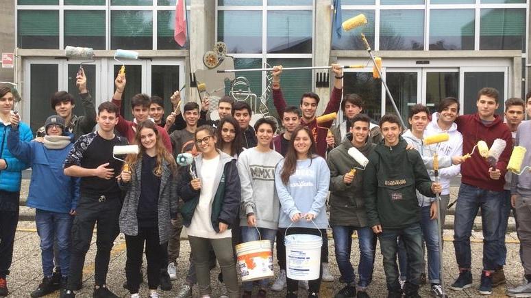 Gli studenti dell’Iti tinteggiano le pareti delle aule