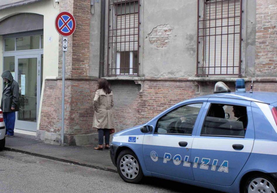 In auto avvicinano un anziano e gli strappano la collana