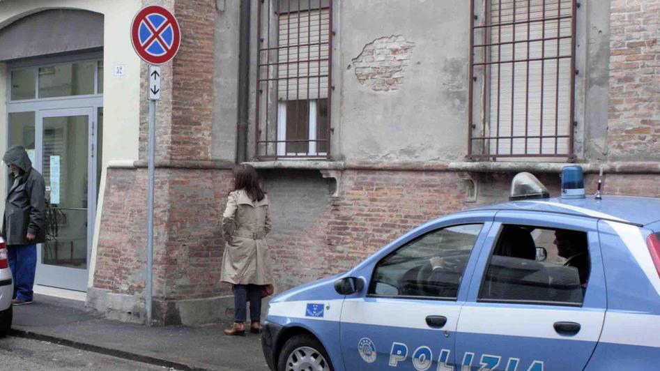 In auto avvicinano un anziano e gli strappano la collana