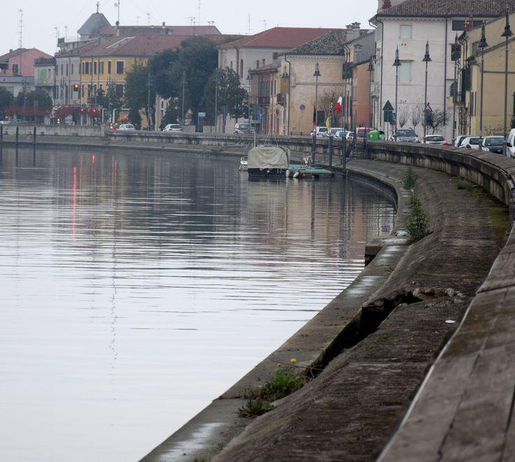 Uno smottamento lungo la sponda del Po di Volano 