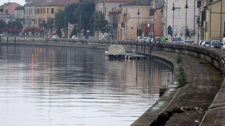 Uno smottamento lungo la sponda del Po di Volano