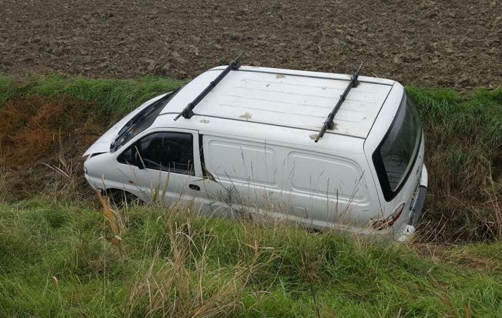 Bracconiere tenta la fuga ma finisce fuori strada 