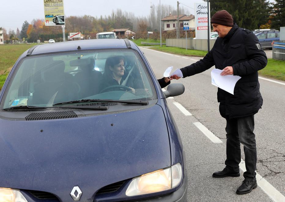 I lavoratori bloccano la strada provinciale 