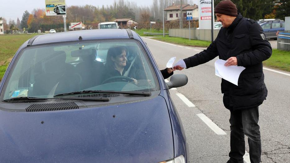 I lavoratori bloccano la strada provinciale