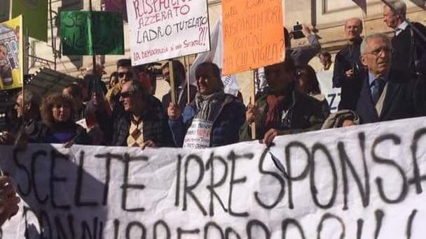 La Regione paga le spese agli azzerati delle banche ‘risolte’