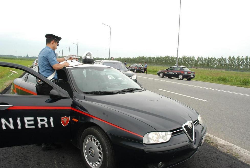 Furgone rubato si schianta dopo un inseguimento 