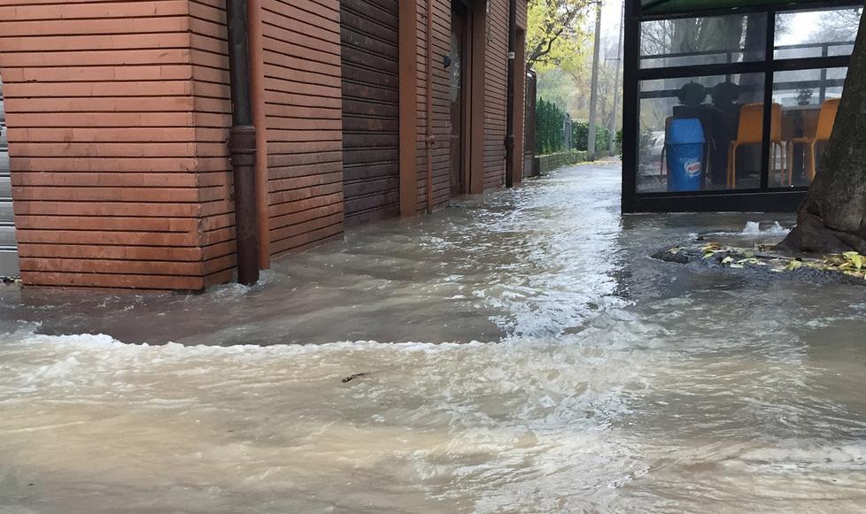 Modena: tubo rotto, via Luosi allagata 