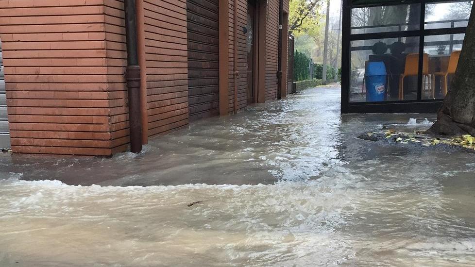 Modena: tubo rotto, via Luosi allagata