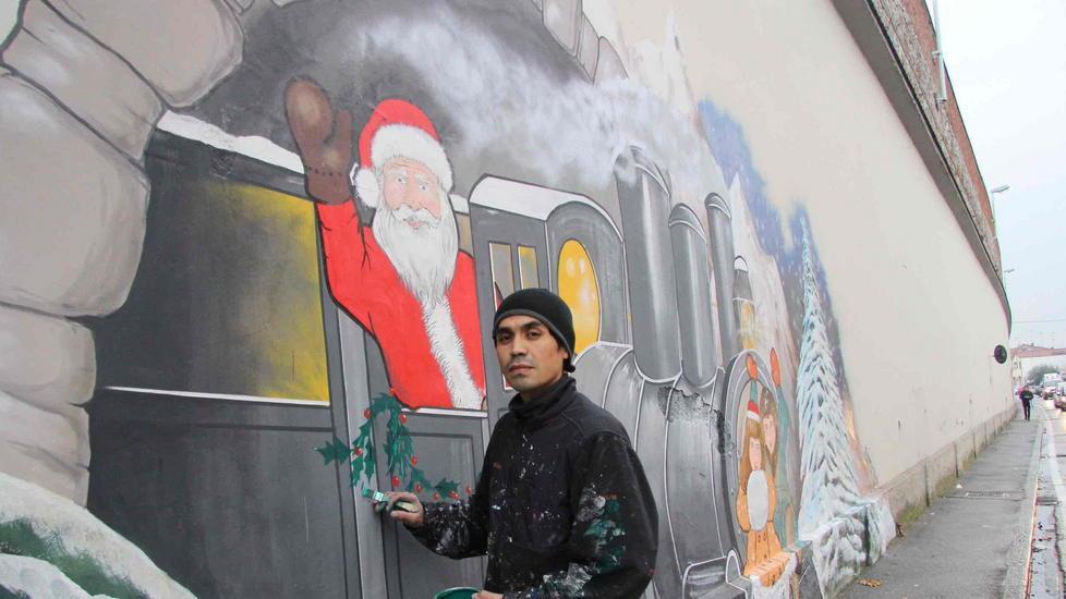 Graffiti natalizi in via Bologna (foto Batavia) 