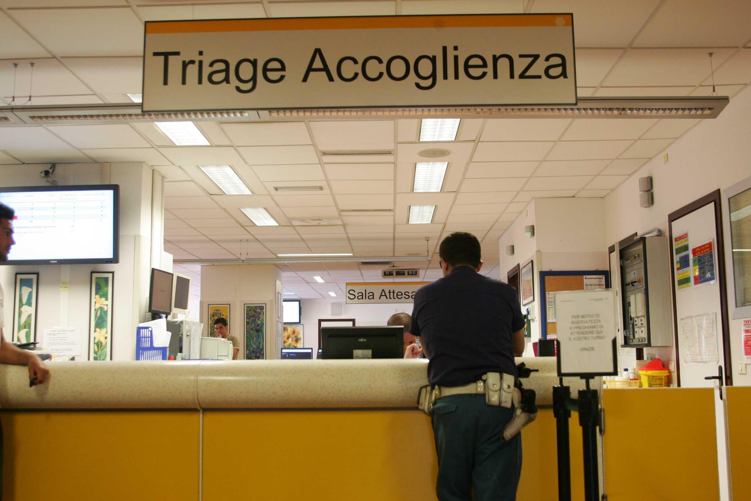 Paura al pronto soccorso, donna tenta di suicidarsi con un coltello