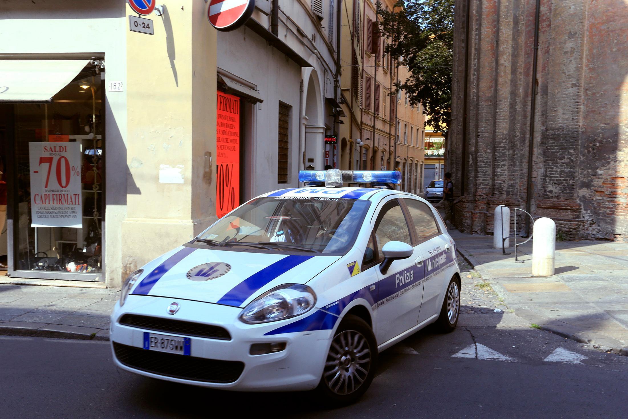 Modena. Articoli sequestrati e lavoro nero in un negozio