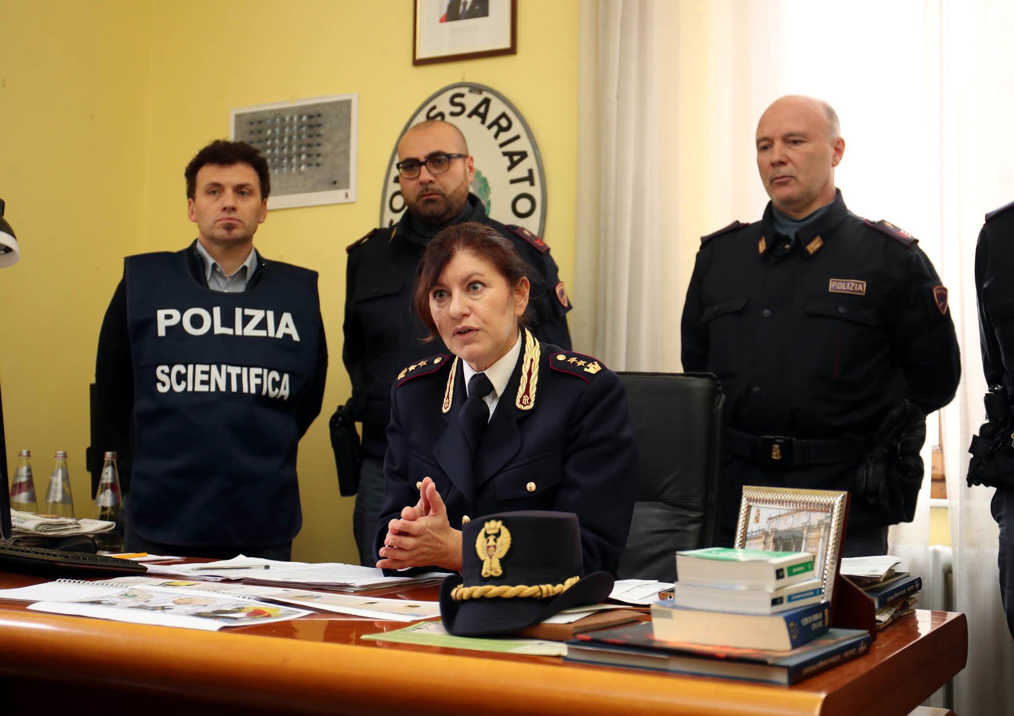 La conferenza stampa al commissariato con il vice questore Mara Ferasin (Foto Nucci)