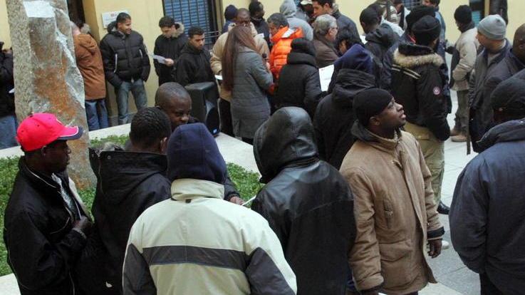 Divampa la protesta per i nuovi profughi ma sono solo distributori di volantini