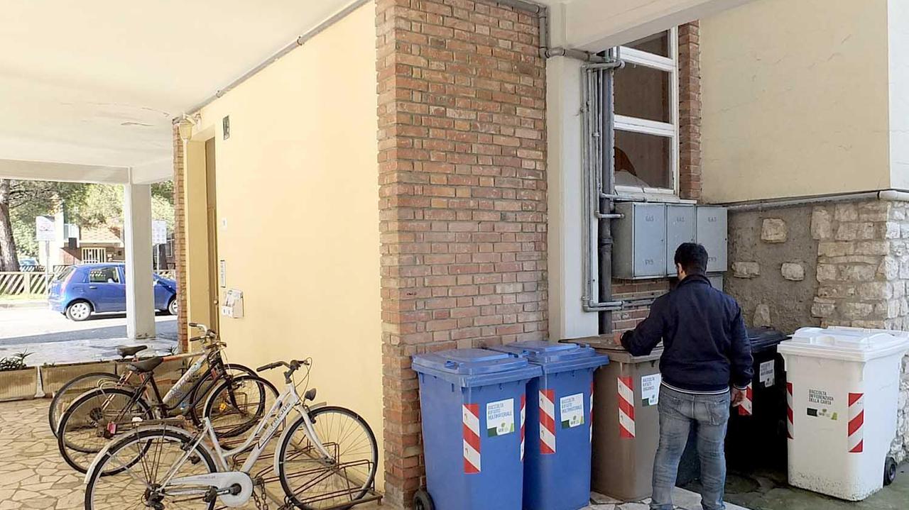 Contenitori per la raccolta differenziata dei rifiuti (Foto d'archivio)