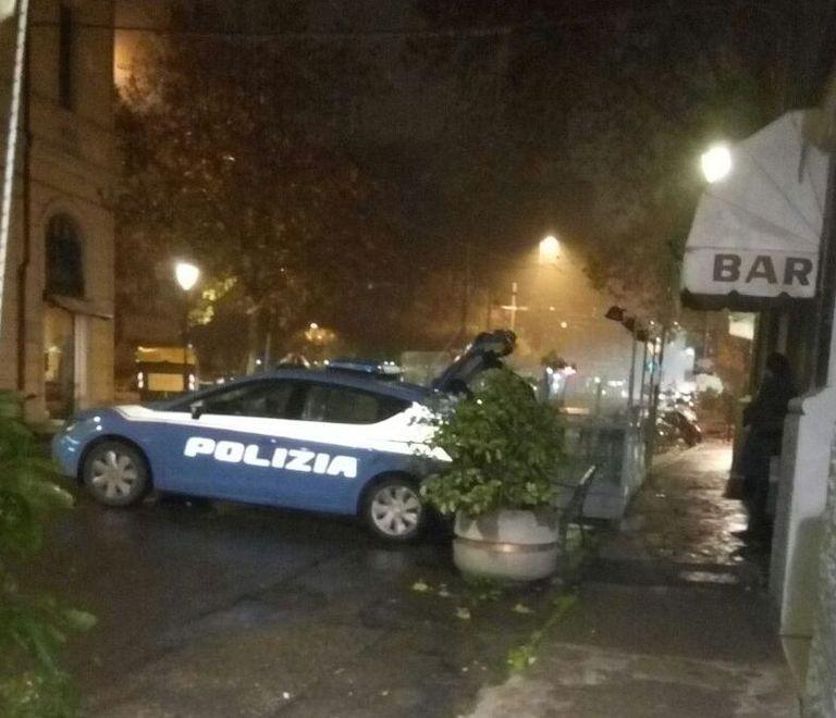 Rapina in centro a Modena: le sferra un pugno in faccia e le strappa la borsa 