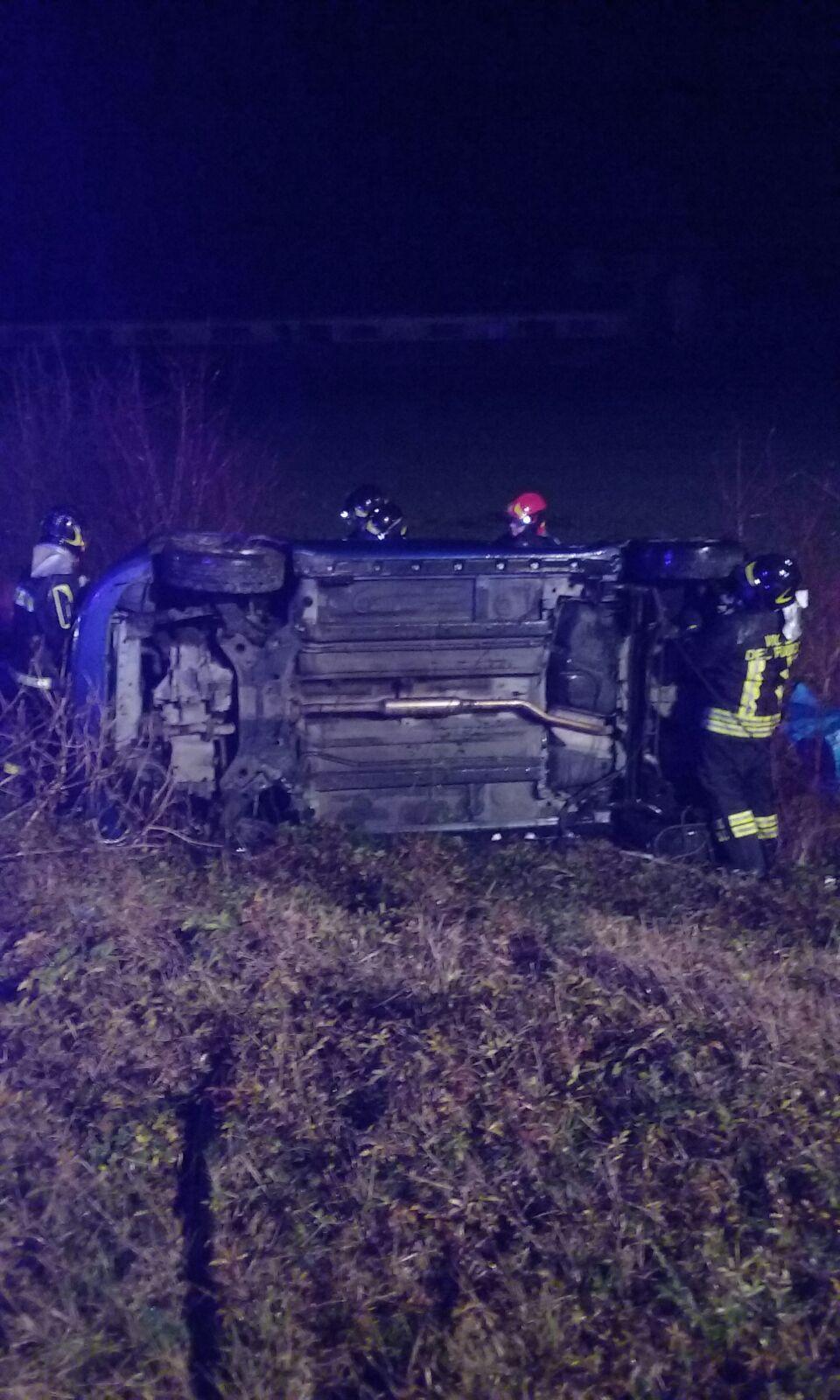 Va fuori strada e si capovolge con l'auto