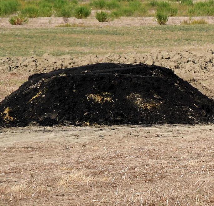 Fanghi nei campi: idrocarburi 30 volte oltre il limite