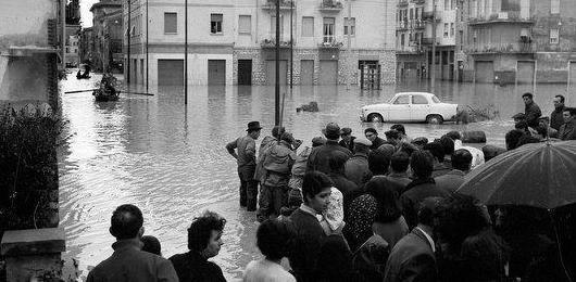 Il centro invaso da acqua e fango 