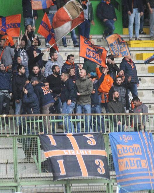 Botta e risposta tra questura e tifosi 