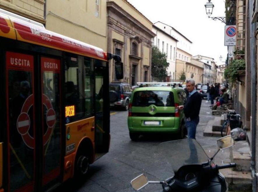 Bus bloccato e incolonnamenti per un’auto in divieto di sosta