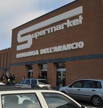 Carica la spesa in auto e le sparisce la borsa anziana derubata fuori dall’Esselunga 