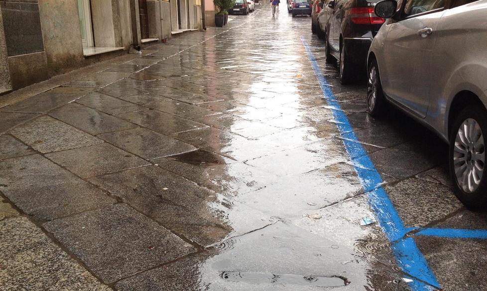 Tombini ostruiti, paura al Corso