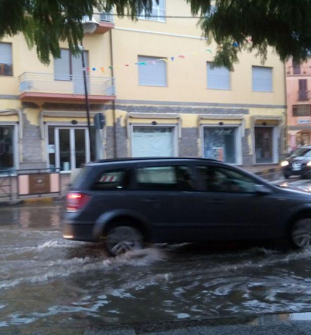Maltempo, allagate strade e cantine scuole chiuse nei paesi 