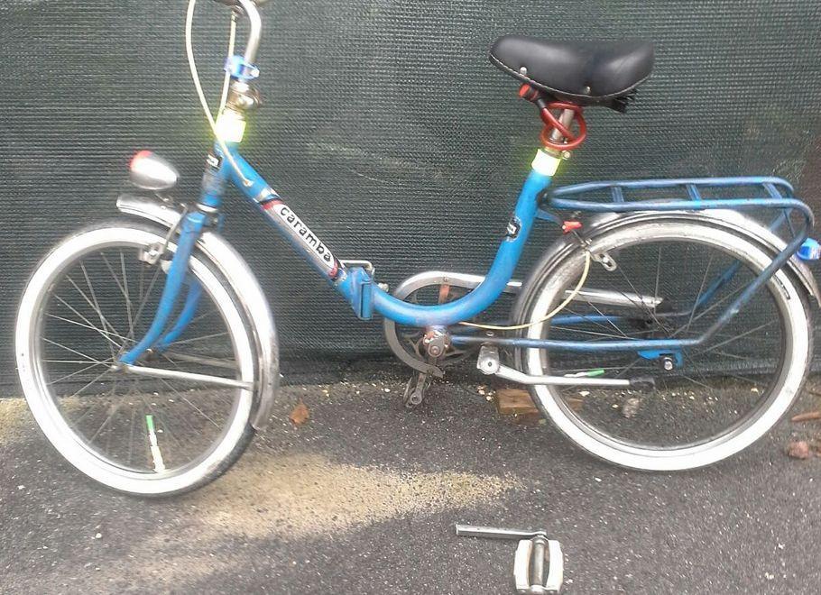 Con il piede incastrato nella bici 