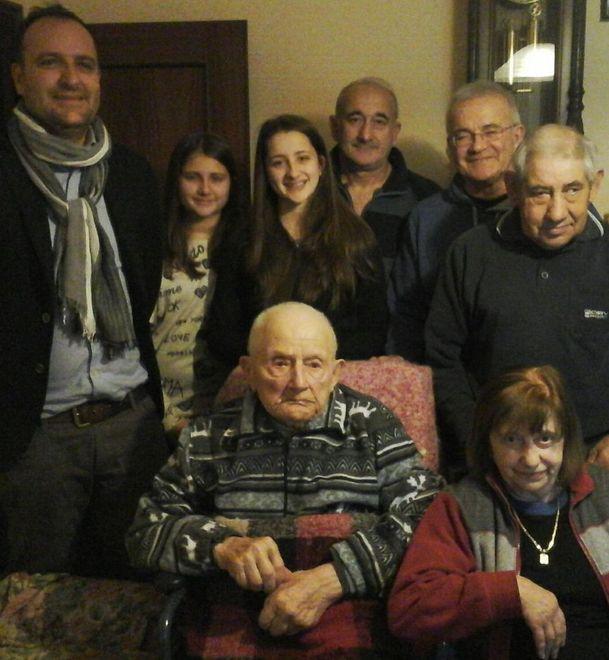  Diverse generazioni di Serri ieri in festa per il 103enne Piero
