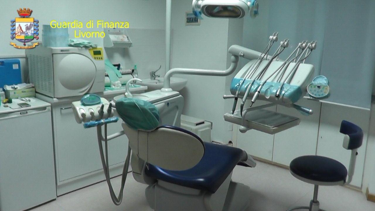 Scoperti e denunciati due falsi dentisti