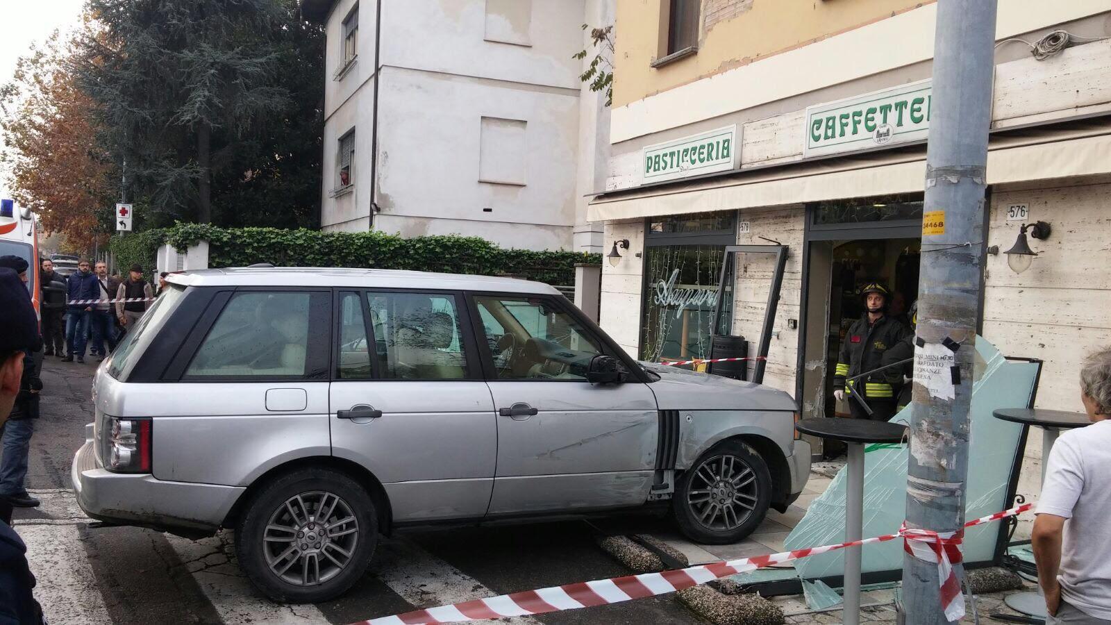 Modena, via Vignolese: auto piomba sui clienti della pasticceria Dondi: 8 feriti 