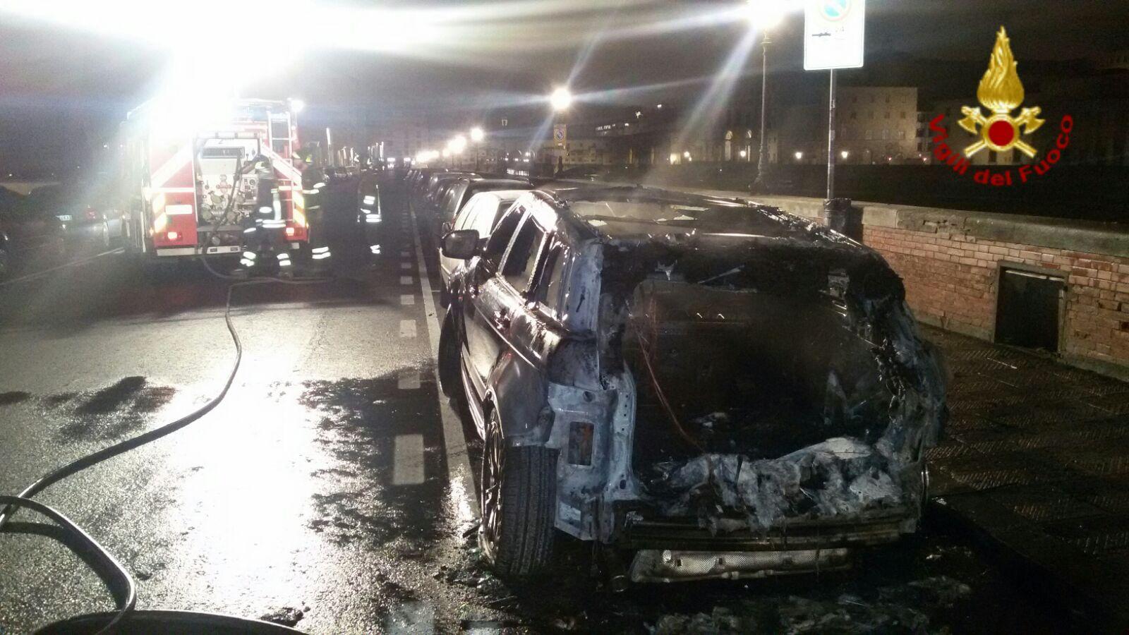 L'auto bruciata in un'immagine diffusa dai vigili del fuoco di Firenze
