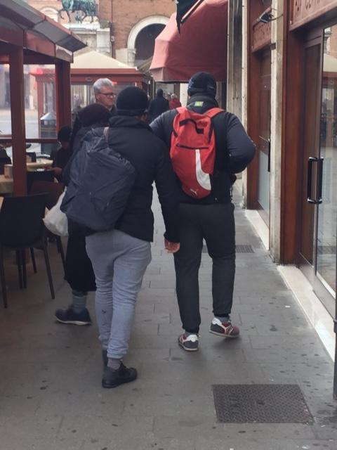 Lodi ha fotografato quelli che definisce mendicanti rom