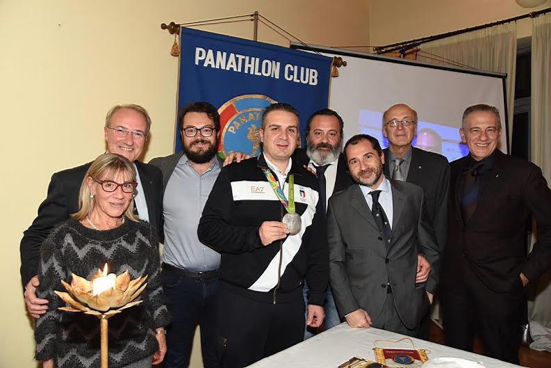 Marco Innocenti, al centro, durante la serata al Panathlon