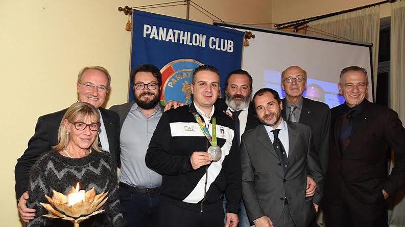 Marco Innocenti, al centro, durante la serata al Panathlon