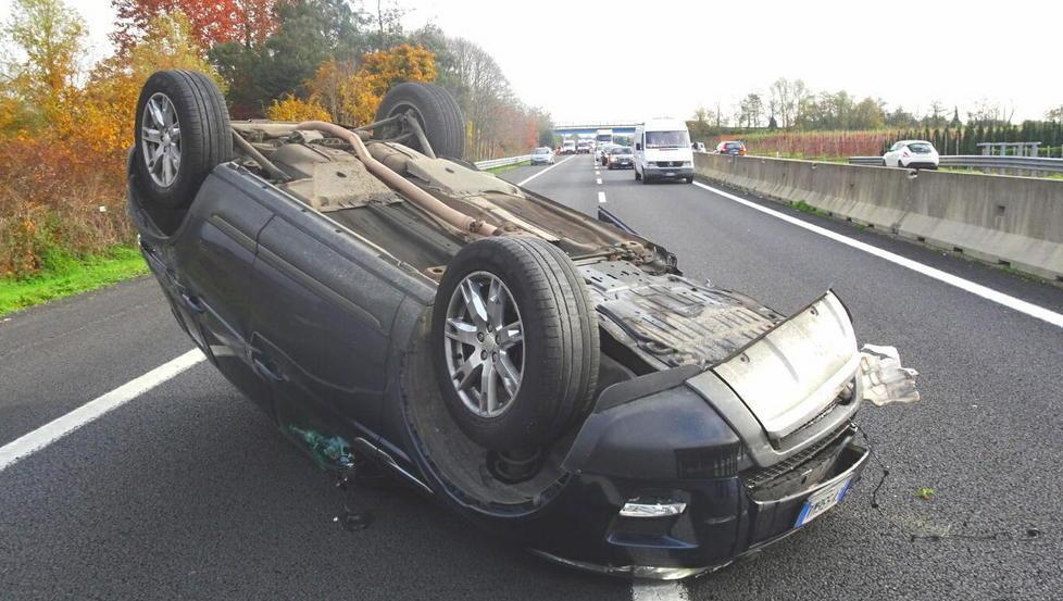La Land Rover ribaltata in mezzo all'autostrada (foto Gori)
