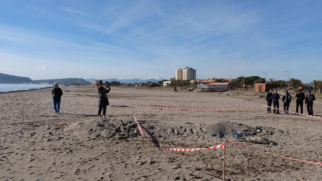 Cadavere senza testa e senza arti trovato in spiaggia a Cagliari